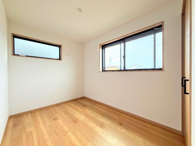 鎌倉市大船4丁目　新築戸建て　第1の洋室|◆二面採光で、陽差しを長時間受ける事が出来る暖かい室内です。もちろん複層ガラスなので、遮音性にも優れ、結露も発生しにくい構造。サッシ周りのカビが発生しにくくなります。