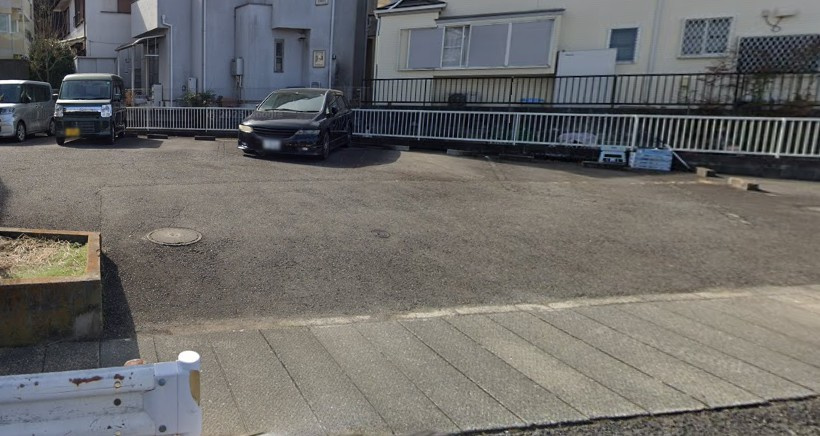 ファミール生田の駐車場
