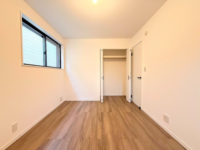 戸塚区上矢部町　新築戸建て　第4の洋室|◆二面採光で、陽差しを長時間受ける事が出来る暖かい室内です。もちろん複層ガラスなので、遮音性にも優れ、結露も発生しにくい構造。サッシ周りのカビが発生しにくくなります。