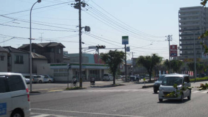 メリー吉島の駐車場|ファミリーマート吉島西二丁目店（260 ｍ）