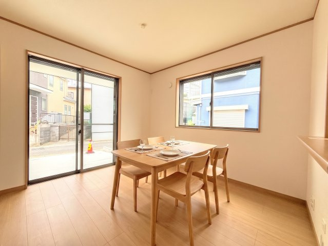 港南区芹が谷５丁目　新築戸建ての居間・リビング|［モデルハウス］◆室内はいつも明るい印象なので気持ちの良い朝を迎えられます。各部屋にはクローゼットを完備しており、収納が多いお家はすっきりして快適空間です。
