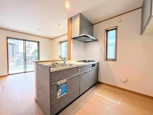 港南区芹が谷５丁目　新築戸建てのキッチン|［モデルハウス］◆キッチンからダイニングやリビングが見渡せるキッチン。料理をしながら家族とコミュニケーションをとれるだけでなく、大きな開放感も得られることができます。
