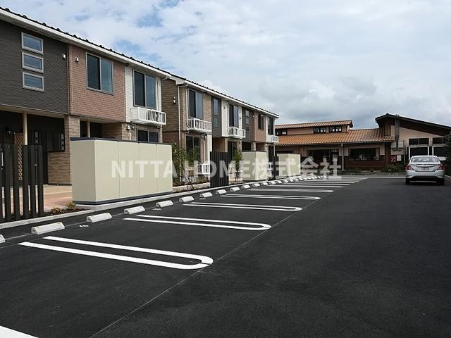豊岡市弥栄町のアパートの駐車場|駐車場にはタイヤ庫、ペット足洗い場完備☆彡