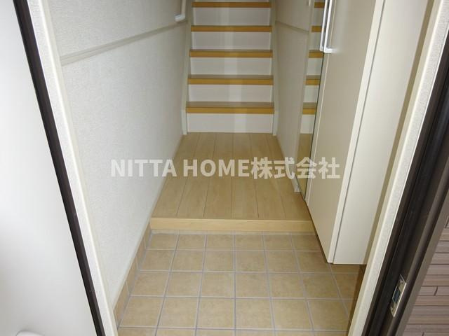 豊岡市弥栄町のアパートの玄関|全身鏡付きでお出かけに便利ですね☆彡