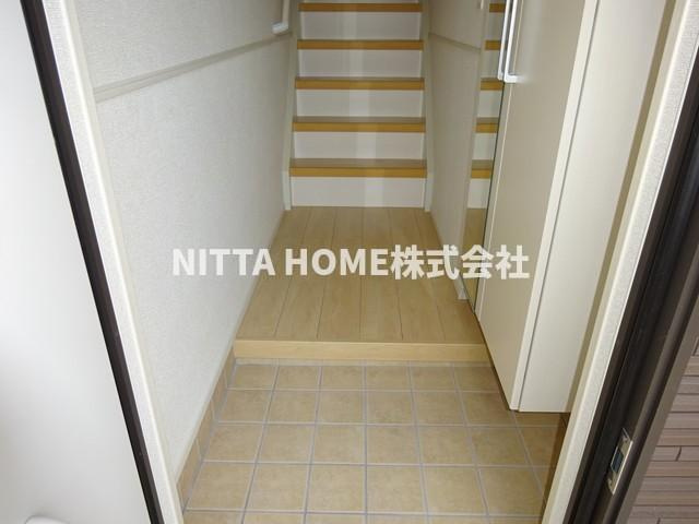 豊岡市弥栄町のアパートの玄関|全身鏡付きでお出かけに便利ですね☆彡