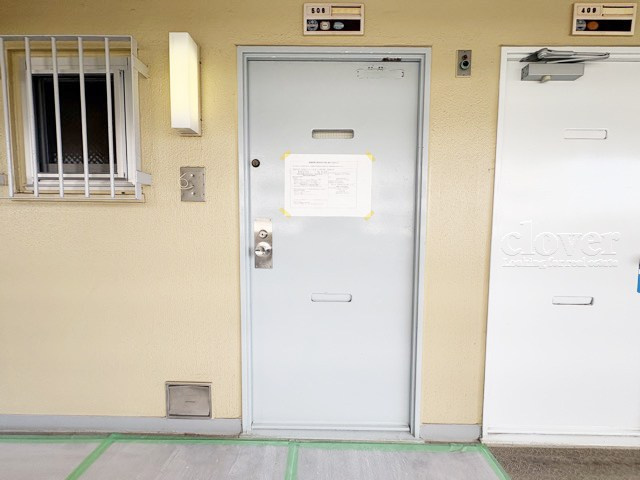 【その他共用部分】 | 富士見ハイム北（N）棟 | 皆様をお迎えする、お部屋の玄関ドア。開けやすさや開放角度、ドアノブの操作しやすさや鍵の形状などを、現地で一度ご確認ください。～即日のご見学可能～　お問合せはお気軽にどうぞ。
