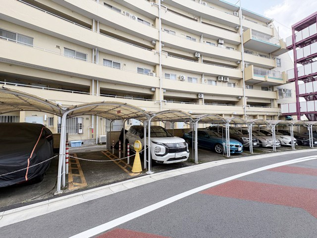 【駐輪場】 | 富士見ハイム北（N）棟 | マンションの駐車場スペース。空きの有無や駐車料金、サイズ規定などについては、改めてお問い合わせください。～即日のご見学可能～　お問合せはお気軽にどうぞ。
