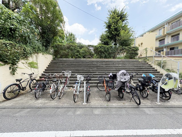 【駐車場】 | 富士見ハイム北（N）棟 | 自転車置き場。マンションの共用部にあたります。空きの有無や駐輪料金、各戸の台数制限などについては、改めてお問い合わせください。～即日のご見学可能～　お問合せはお気軽にどうぞ。
