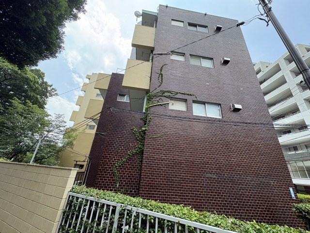 【外観】 | 富士見ハイム北（N）棟 | 青空によく映える建物です。手入れの行き届いた外壁やマンション正面エントランスなど、綺麗な姿をぜひ一度、現地にてご覧ください。～即日のご見学可能～　お問合せはお気軽にどうぞ。
