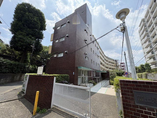 【現況写真】 | 富士見ハイム北（N）棟 | 前面道路と外観の様子です。～即日のご見学可能～　お問合せはお気軽にどうぞ。
