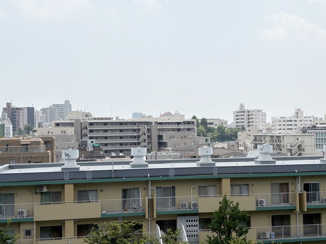 【展望】 | 富士見ハイム北（N）棟 | 眼前に広がる空の雄大さと、このお部屋の自慢の一つである「眺望」をご覧ください。毎日、この景色を独り占めできる新生活に夢が広がります。～即日のご見学可能～　お問合せはお気軽にどうぞ。
