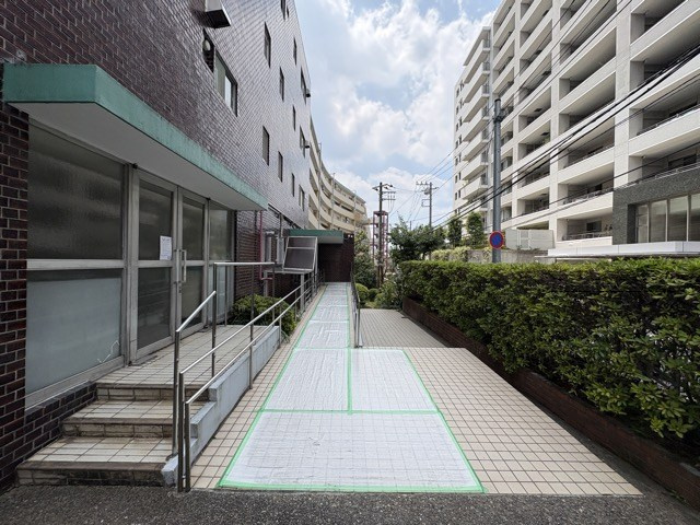 【エントランス】 | 富士見ハイム北（N）棟 | お客様を、そして住人を出迎えてくれるマンションのエントランス。ゴミが落ちていないことからも、管理状態の良さや住民の節度の高さが見て取れます。～即日のご見学可能～　お問合せはお気軽にどうぞ。

