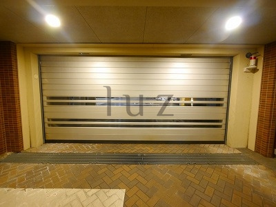 プラウド横浜鶴見市場の駐車場