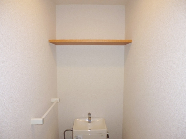ドミール北赤羽の収納|トイレ上部にも収納棚ありますよ♪