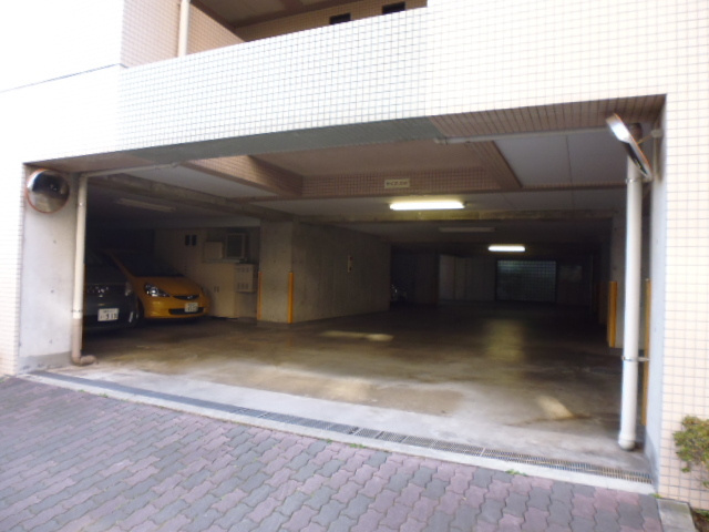 ドミール北赤羽の駐車場|1階部分は駐車場になっています！