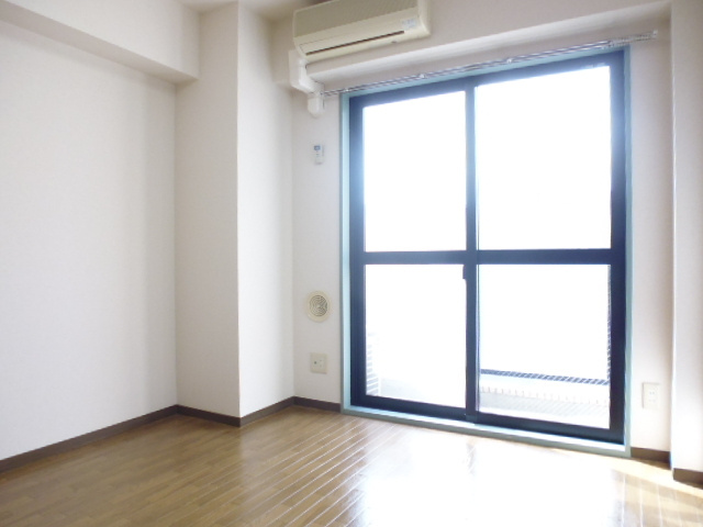 ドミール北赤羽の居間・リビング|サッシが大きくてとっても明るいお部屋ですよ！