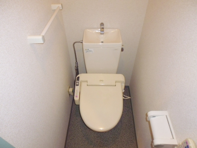 ドミール北赤羽のトイレ|洗浄暖房便座付きのトイレです。