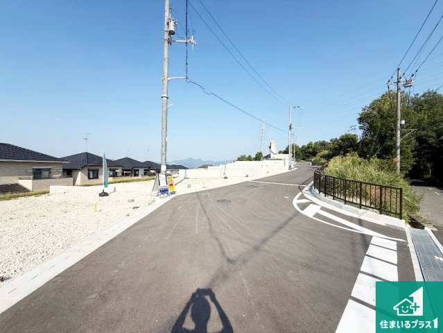 富田林市梅の里　新築一戸建ての前面道路含む現地写真|周辺は落ち着いた街並みの住宅地！子育てがしやすい住環境です！まだ未完成ですが、現地でしかわからない事もございます。是非一度ご覧ください。