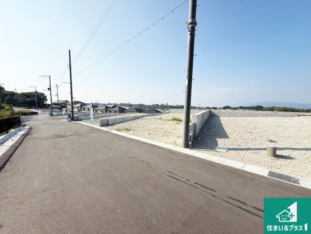 富田林市梅の里　新築一戸建ての前面道路含む現地写真|周辺は落ち着いた街並みの住宅地！子育てがしやすい住環境です！まだ未完成ですが、現地でしかわからない事もございます。是非一度ご覧ください。