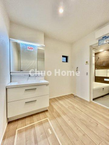 江戸川区南小岩7丁目新築分譲住宅のランドリースペース|【ランドリースペース】担当者がスケールを持ち歩いておりますので、ご見学時には現在お使いの洗濯機などがきちんと収まるかなどもチェックして下さい。見学前に測っておくと非常に便利だと思います。