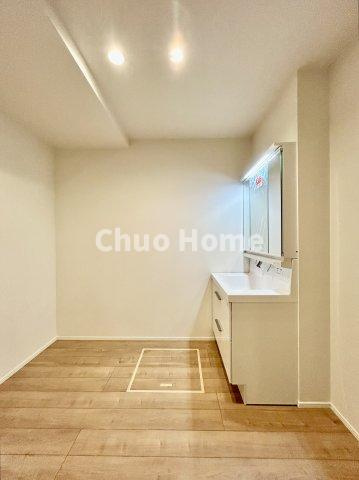 江戸川区南小岩7丁目新築分譲住宅の脱衣所|【洗面所】明るい洗面所は朝をすっきりさせてくれる空間です。バタバタしている忙しい朝でも収納が多い洗面台では短い時間で効率良く支度ができます。