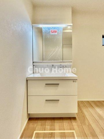 江戸川区南小岩7丁目新築分譲住宅の独立洗面台|【洗面化粧台】洗面化粧台には三面鏡を採用。身だしなみを整えやすい事はもちろんですが、鏡の後ろに収納スペースを設ける事により、散らかりやすい洗面スペースをすっきりさせる事が出来るのも嬉しいですね