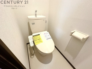 温水洗浄便座付きのトイレです♪