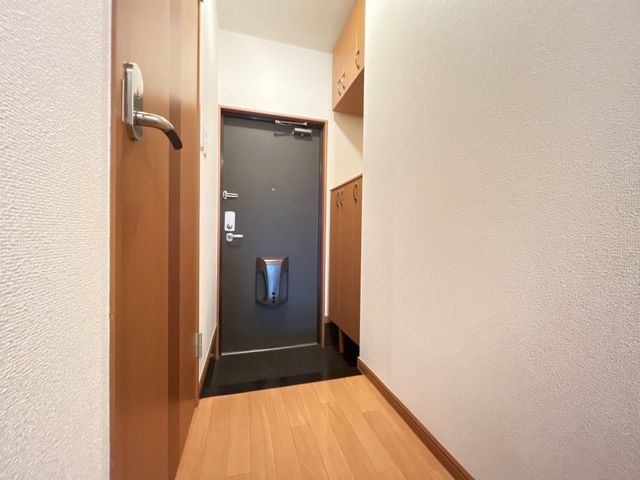 ワイズ・コンドミニアムの玄関