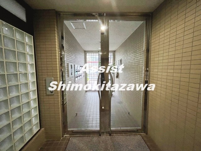シェ・モア梅丘のエントランス