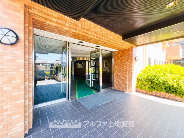 ライオンズマンション武蔵砂川の外観|【Quiet Comfort】
◆静けさとともに◆
外の喧騒を忘れさせる落ち着きが、日々に余白を生む。ここでの時間が、自然と笑顔を増やしていく。