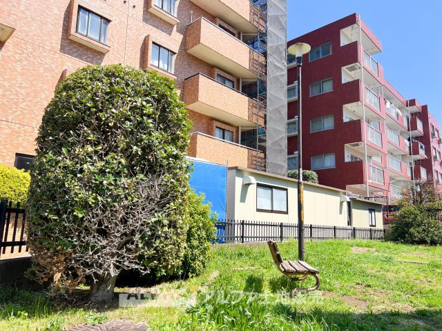 ライオンズマンション武蔵砂川の外観|【Warm Light】
◆ぬくもりに満ちた場所◆
差し込む陽だまりが、心の奥までやさしく照らす。過ごすほどに、この場所が帰りたくなる存在へと変わっていく。