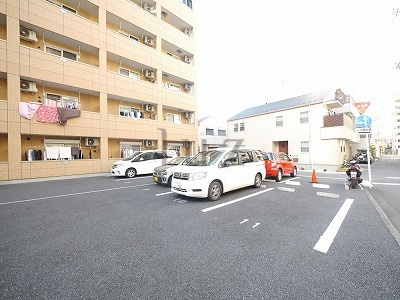 日向セントラルコートの駐車場|敷地内駐車場完備！