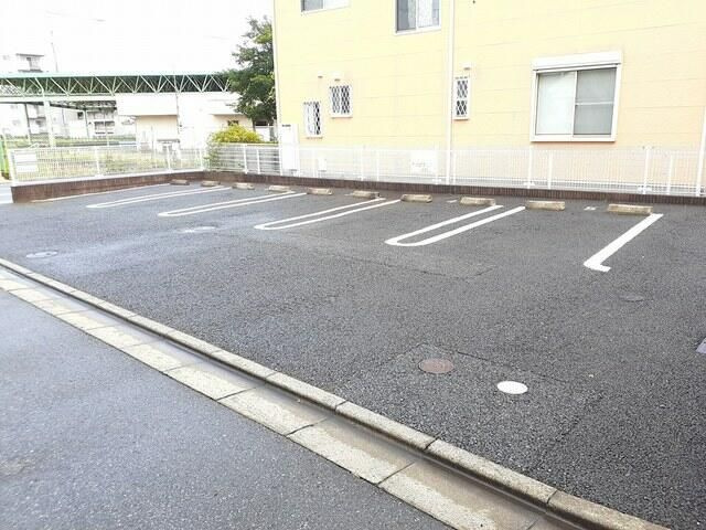 サラソウジュの駐車場