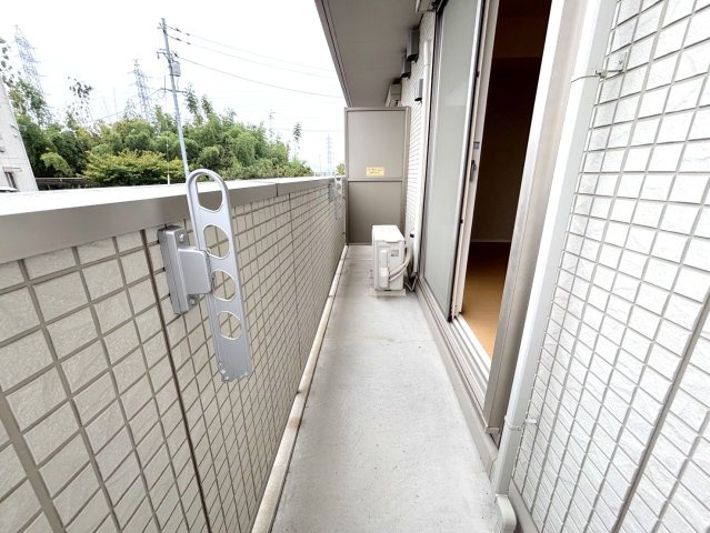 安芸郡府中町城ケ丘のアパートのバルコニー