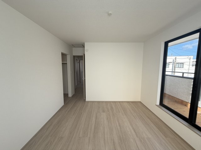 浦添市牧港1丁目（全2棟）の洋室|B号棟　洋室7.5帖＋WIC付き♪