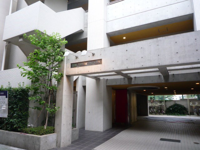 プラウドフラット三軒茶屋のエントランス|建物の内部です