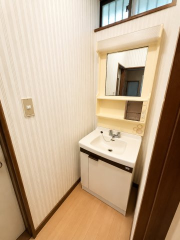 山武郡横芝光町木戸　中古戸建の独立洗面台|※画像の一部はAIを用いて加工・編集しています。実際の状況と異なる場合がありますので、ご了承下さい。
