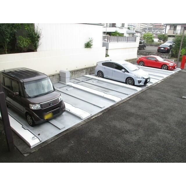 メゾンベールの駐車場