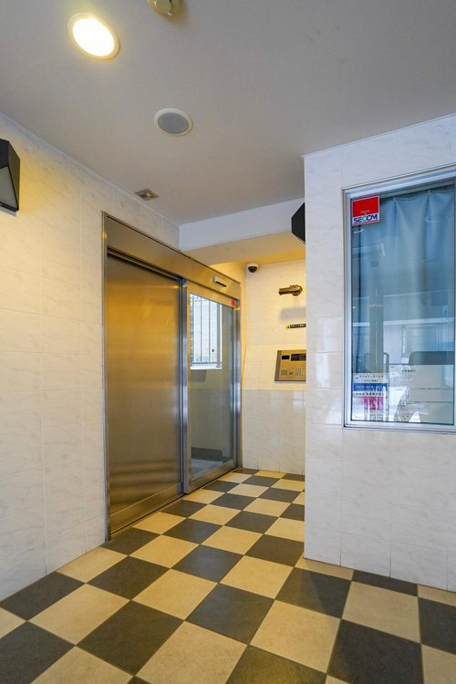 アデッソ新宿若松町のエントランス|アデッソ新宿若松町：オートロック付きマンションです！