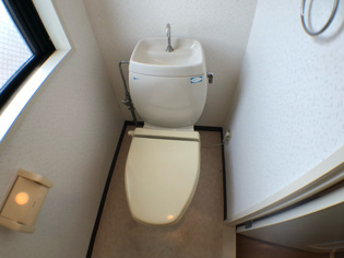 温水洗浄便座機能付きトイレです☆