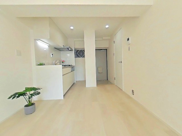 シェトア塚口第一のキッチン|フローリングの10.5帖リビング