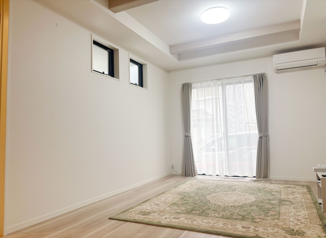 【居間・リビング】 | ふじみ野市谷田2丁目　中古一戸建住宅　(丸井志木店) | 【リビング】
リビングのアクセントとなる化粧梁は、お部屋に立体感を与えてくれます。