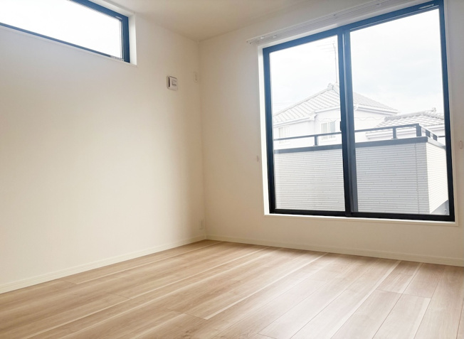【洋室】 | ふじみ野市谷田2丁目　中古一戸建住宅　(丸井志木店) | 【洋室6.0帖】
２面採光で暖かな陽射しが差し込む室内。