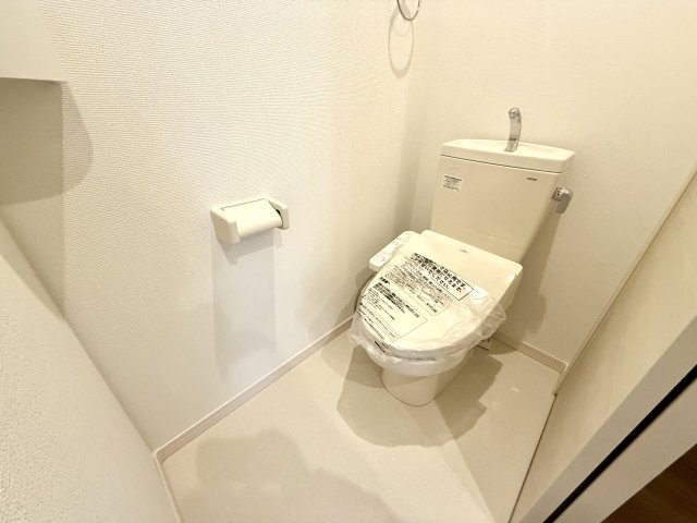 温水洗浄便座付きのトイレです♪