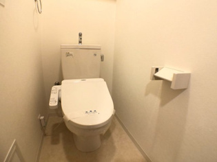 温水洗浄便座付きのトイレです♪
