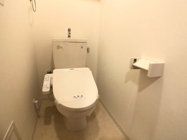 温水洗浄便座付きのトイレです♪