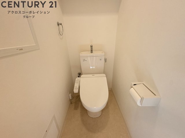 温水洗浄便座付きのトイレです♪