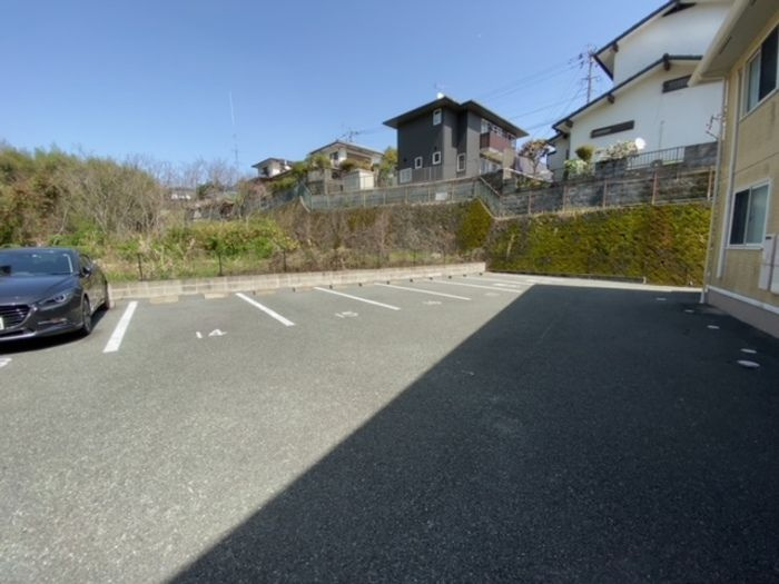 グッドラック高平弐番館の駐車場
