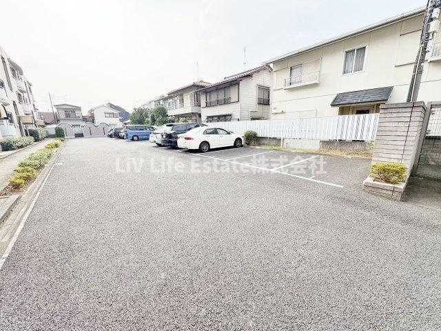 フェニックスコート一橋学園の駐車場