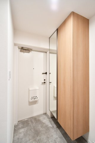 ライオンズマンション大宮吉野原の玄関|【玄関】トールサイズのシューズボックスですので、ご家族分の靴がしっかり収納する事ができます！ブーツや長靴などの季節ものや、高さのあるヒールなどもまとめて収納できるのが嬉しいポイントです。
